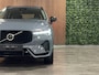 Volvo XC60 T6 AWD Recharge Ultimate Ultra Dark Harman Kardon | Head-Up Display | Adaptieve Cruise Control | Standkachel met Volvo On Call App | Stoelverwarming voor+achter | Stuurwielverwarming | Schuifdak | Full LED Meesturende koplampen | Pilot Assist | BLIS Dode Hoek Detectie | Parkeercamera | Elektrische voorstoelen geheugen | Lederen bekleding | Zitting verlenging voorstoelen | Lederen dashboard | Google Infotainment | Keyless Drive | Parkeersensoren voor+achter | Elektrisch bedienbare achterklep | DAB Radio | Apple Carplay/Android Auto | Draadloos telefoon opladen | Thunder Grey Metallic |
