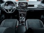 Volkswagen T-Roc 1.5 TSI Sport | FACELIFT | IQ Light Matrix | Camera | Virtual Cockpit | Black Optic | Velours Bekleding | 18'' Lichtmetalen Velgen | Apple Carplay | Android Auto | Navigatie | Adaptieve Cruise Control | Keyless |
