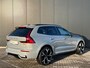 Volvo XC60 T6 Plug-in hybrid AWD Ultra Black Edition | Bowers&Wilkins | Luchtvering | Panoramadak | 360 Camera | Gelamineerd Glas | 22 Inch | Stoelvenitlatie | Massage