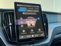 Volvo XC60 T6 Plug-in hybrid AWD Ultra Black Edition | Bowers&Wilkins | Luchtvering | Panoramadak | 360 Camera | Gelamineerd Glas | 22 Inch | Stoelvenitlatie | Massage