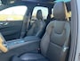 Volvo XC60 T6 Plug-in hybrid AWD Ultra Black Edition | Bowers&Wilkins | Luchtvering | Panoramadak | 360 Camera | Gelamineerd Glas | 22 Inch | Stoelvenitlatie | Massage