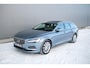 Volvo V90 2.0 D4 Inscription | VOL opties | B&W audio | Massage | Stoelkoeling | Trekhaak | 360 cam | HUD | Mussel blue | NAP NL auto |