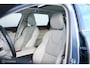 Volvo V90 2.0 D4 Inscription | VOL opties | B&W audio | Massage | Stoelkoeling | Trekhaak | 360 cam | HUD | Mussel blue | NAP NL auto |