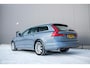 Volvo V90 2.0 D4 Inscription | VOL opties | B&W audio | Massage | Stoelkoeling | Trekhaak | 360 cam | HUD | Mussel blue | NAP NL auto |