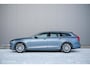 Volvo V90 2.0 D4 Inscription | VOL opties | B&W audio | Massage | Stoelkoeling | Trekhaak | 360 cam | HUD | Mussel blue | NAP NL auto |