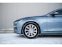 Volvo V90 2.0 D4 Inscription | VOL opties | B&W audio | Massage | Stoelkoeling | Trekhaak | 360 cam | HUD | Mussel blue | NAP NL auto |