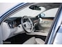 Volvo V90 2.0 D4 Inscription | VOL opties | B&W audio | Massage | Stoelkoeling | Trekhaak | 360 cam | HUD | Mussel blue | NAP NL auto |