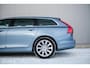 Volvo V90 2.0 D4 Inscription | VOL opties | B&W audio | Massage | Stoelkoeling | Trekhaak | 360 cam | HUD | Mussel blue | NAP NL auto |