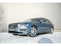 Volvo V90 2.0 D4 Inscription | VOL opties | B&W audio | Massage | Stoelkoeling | Trekhaak | 360 cam | HUD | Mussel blue | NAP NL auto |