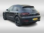 Porsche Macan 2.0 / NL Auto / Dealer onderhouden / Panoramadak / Camera / Luchtvering / Sportdesign+Chrono / 21'' / Adaptieve stoelen / CarPlay / Bose / DAB / Stoelverwarming / ACC