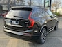 Volvo XC90 2.0 T8 Plug-in hybrid AWD Plus Dark 7-Persoons | Nieuwe Auto (1.000 km) | Vol Opties | Head-Up | Winterpakket | Harman & Kardon | Panoramadak | Memory Stoelen | Matrix-LED | 360 Camera | Rijklaar met Volledige Volvo Fabrieksgarantie