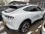Ford Mustang Mach-E AWD 75 kWh / SOH 93,4% / Panoramadak / Camera / Leder / 19'' / B&O / Keyless / DAB / Dodehoek / ACC / Navigatie / Sfeerverlichting / Stoelverwarming