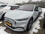 Ford Mustang Mach-E AWD 75 kWh / SOH 93,4% / Panoramadak / Camera / Leder / 19'' / B&O / Keyless / DAB / Dodehoek / ACC / Navigatie / Sfeerverlichting / Stoelverwarming