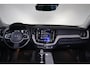 Volvo XC60 B5 Inscription - Panorama/schuifdak - IntelliSafe Assist & Surround - Parkeercamera achter - Verwarmde voorstoelen - Parkeersensoren voor & achter - Elektr. bedienb. bestuurdersstoel met geheugen - Head up display - Elektr. inklapbare trekhaak - 19' LMV