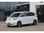 Volkswagen ID. Buzz Pro Bulli 86 kWh LWB 7p. 286PK / 210kW, LED Matrix (IQ.Lights), rondomzicht camera (Area View), verwarmbare voorruit, navigatie, verwarmbare voorstoelen + stuurwiel, achteruitrijcamera (Rear View), autonome parkeerfunctie (Park Assist Pro), dodehoekdetectie, 3-zone climatronic, draadloos telefoon laden, 20'' LMV 'Solna', dodehoekdetectie (Side Assist), draadloos Apple Carplay & Android Auto, DAB+, parkeersensoren voor en achter (pdc), adaptieve cruise control (acc), elektrisch verstel-, verwarm- en inklapbare buitenspiegels etc.