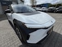 Toyota BZ4X DYNAMIC 71KWH BI-TONE VOORRAAD VOORDEEL!! PANO-DAK STOEL/STUURVERW BLIND-SPOT 360° CAMERA EL-ACHTERKLEP WARMTEPOMP