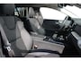 Volvo V60 T8 Plug-in hybrid AWD Ultra Dark | Adaptieve Cruise Control met Pilot Assist | Premium audio by Harman Kardon | 360 graden camera | Elektrisch bedienbaar schuif-/kantel panoramadak | Stoelverwarming | Elektrische voorstoelen met geheugen | Stuurwielverwarming | Semi-elektrische trekhaak |
