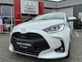 Toyota Yaris HYBRID 130 EXECUTIVE NIEUW & DIRECT LEVERBAAR!! KEYLESS BLIND-SPOT PARKSENSOREN STOEL/STUURVERW CAMERA LED 17" LM-VELGEN