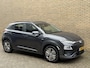 Hyundai Kona Electric EV Comfort 64 kWh | 100% SOH | 3-fase | 37.000km NAP! | Navigatie | Afneembare trekhaak | Adaptieve cruise | Lane assist | Camera | Apple CarPlay | Keyless | LED | DAB | Recent onderhouden!