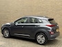 Hyundai Kona Electric EV Comfort 64 kWh | 100% SOH | 3-fase | 37.000km NAP! | Navigatie | Afneembare trekhaak | Adaptieve cruise | Lane assist | Camera | Apple CarPlay | Keyless | LED | DAB | Recent onderhouden!