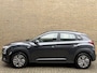 Hyundai Kona Electric EV Comfort 64 kWh | 100% SOH | 3-fase | 37.000km NAP! | Navigatie | Afneembare trekhaak | Adaptieve cruise | Lane assist | Camera | Apple CarPlay | Keyless | LED | DAB | Recent onderhouden!