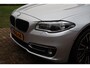 BMW 5-Serie 535i Luxury Edition Aut. | Dodehoekbewaking | HUD | Camera | Elek. Achterklep | Schuif-Kanteldak | NAP | Facelift |