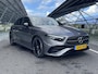 Mercedes-Benz A-klasse 180 Star Edition AMG Line | Nieuwprijs € 52.195,- | Night | Panoramadak | Sfeerverlichting | Stoelverwarming | Parkeercamera |