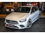 Mercedes-Benz B-klasse 180 Business Solution AMG Sportstoelen Leder, Camera, MBUX, Night/ Spiegel/ Ambiente/ Design/ Seat Comfort pakket, Agility Control, Digitaal Dashboard, DAB, Lmv 18''