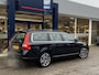 Volvo V70 1.6 T4 Limited Edition / Automaat / NL-Auto / Vol-Leder / Adaptieve Cruise-Control / Climate-Control / Trekhaak / Geïntegreerd-Kinderzitje / Dodehoek-Detectie / Elektr.-Achterklep / Radio-Bluetooth / Navi / LED / PDC-Achter / 18'' LMV / ENZ.