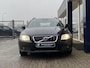 Volvo V70 1.6 T4 Limited Edition / Automaat / NL-Auto / Vol-Leder / Adaptieve Cruise-Control / Climate-Control / Trekhaak / Geïntegreerd-Kinderzitje / Dodehoek-Detectie / Elektr.-Achterklep / Radio-Bluetooth / Navi / LED / PDC-Achter / 18'' LMV / ENZ.