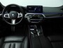 BMW 5-Serie Touring 540d xDrive M-Sportpakket / Trekhaak / Panoramadak / Standkachel / Harman-Kardon / Head-up / Active cruise / Alu wielen 19 inch