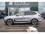 BMW X5 xDrive50e | M Sportpakket Pro | Head-Up display | Integral Active Steering | Driving Assistant Professional | Innovation Pack | hemelbekleding alcantara | Elektrische Trekhaak | Comfort Stoelen | Harman/kardon Surround Sound System | Parking Assistant Professional | 22" styling 747M Bicolor |