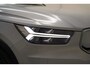 Volvo XC40 P8 Recharge AWD R-Design 78kWh 3-Fase [ Versatility Line Stuur-&Stoelverwarming Navi Camera Apple/Android ]