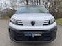 Peugeot e-Partner L2 50 kWh 136pk | 8 jaar garantie | 0% financial lease | Apple Carplay | Android Auto | Multimedia | Achteruitrijcamera | Parkeersensoren achter | Digital cockpit | Stuurwielbediening | Bestuurdersstoel comfort | Armsteun | Warmtepomp | Vehicle to load | ECO koplampen | Houten afwerking laadruimte | Reservewiel | van €31.545 voor €27.495