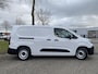 Peugeot e-Partner L2 50 kWh 136pk | ACTIE! | 8 jaar garantie | 0% financial lease | Apple Carplay | Android Auto | Multimedia | Achteruitrijcamera | Parkeersensoren achter | Digital cockpit | Stuurwielbediening | Bestuurdersstoel comfort | Armsteun | Warmtepomp | Vehicle to load | ECO koplampen | Houten afwerking laadruimte | Reservewiel | van €31.545 voor €26.250