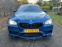 BMW M5 5-serie Monte Carlo Blue, met o.a. Soft-close Head Up, Schuifdak, Stoelverwarming, Soft Close.