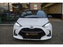 Toyota Yaris 1.5 Hybrid Launch Edition Bi-Tone|Parelmoer wit/Zwart|Head-up|Stuurverwarming|Stoelverwarming|LED|Navigatie|Camera