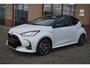 Toyota Yaris 1.5 Hybrid Launch Edition Bi-Tone|Parelmoer wit/Zwart|Head-up|Stuurverwarming|Stoelverwarming|LED|Navigatie|Camera