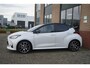 Toyota Yaris 1.5 Hybrid Launch Edition Bi-Tone|Parelmoer wit/Zwart|Head-up|Stuurverwarming|Stoelverwarming|LED|Navigatie|Camera
