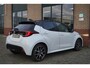 Toyota Yaris 1.5 Hybrid Launch Edition Bi-Tone|Parelmoer wit/Zwart|Head-up|Stuurverwarming|Stoelverwarming|LED|Navigatie|Camera