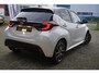 Toyota Yaris 1.5 Hybrid Launch Edition Bi-Tone|Parelmoer wit/Zwart|Head-up|Stuurverwarming|Stoelverwarming|LED|Navigatie|Camera