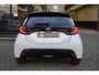 Toyota Yaris 1.5 Hybrid Launch Edition Bi-Tone|Parelmoer wit/Zwart|Head-up|Stuurverwarming|Stoelverwarming|LED|Navigatie|Camera