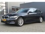 BMW 3-Serie Touring 318i High Executive | Incl. 12 maanden garantie | Trekhaak elektrisch uitklapbaar | Harman/Kardon audio | Apple Carplay/Android Auto | Sport stoelen | DAB | Voorstoelen verwarmd | Elektrische achterklep | Cruise control adaptief |
