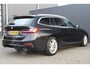 BMW 3-Serie Touring 318i High Executive | Incl. 12 maanden garantie | Trekhaak elektrisch uitklapbaar | Harman/Kardon audio | Apple Carplay/Android Auto | Sport stoelen | DAB | Voorstoelen verwarmd | Elektrische achterklep | Cruise control adaptief |