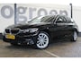 BMW 3-Serie Touring 318i High Executive | Incl. 12 maanden garantie | Trekhaak elektrisch uitklapbaar | Harman/Kardon audio | Apple Carplay/Android Auto | | Sport stoelen | DAB | Voorstoelen verwarmd | Elektrische achterklep |