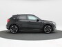 Audi Q2 35 TFSi 150 Pk Automaat S-Line | Sonos Audio | Volledig Leder met Rode Stiksels | Digitaal Dashboard | CarPlay | Zwarte Hemel | Stoelverwarming | Trekhaak | 18 Inch | 5.506 Km!!