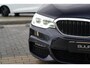 BMW 5-Serie Touring 520i High Executive M | Dealer onderhouden | Panoramisch schuif/kanteldak | Stoel en stuurwielverwarming | Trekhaak | Keyless | Eerste eigenaar | Origineel NL | Sfeerverlichting |