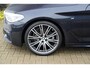 BMW 5-Serie Touring 520i High Executive M | Dealer onderhouden | Panoramisch schuif/kanteldak | Stoel en stuurwielverwarming | Trekhaak | Keyless | Eerste eigenaar | Origineel NL | Sfeerverlichting |