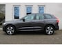 Volvo XC60 2.0 T6 Plug-in hybrid AWD Plus Dark Verwarmbare Voor- En Achterstoelen | 360 Graden Camera | Apple Carplay/Android Auto | Adaptieve Cruise Control | Panoramisch Schuif-/kanteldak | Draadloze Telefoonlader | Trekhaak Semi-Elektrisch | LED Koplampen | Elektrisch Verstelbare Stoelen | Keyless Entry | Lederen Bekleding | Stuurwielverwarming