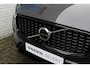 Volvo XC60 2.0 T6 Plug-in hybrid AWD Plus Dark Verwarmbare Voor- En Achterstoelen | 360 Graden Camera | Apple Carplay/Android Auto | Adaptieve Cruise Control | Panoramisch Schuif-/kanteldak | Draadloze Telefoonlader | Trekhaak Semi-Elektrisch | LED Koplampen | Elektrisch Verstelbare Stoelen | Keyless Entry | Lederen Bekleding | Stuurwielverwarming